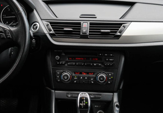 Подержанный автомобиль BMW X1 2014 года (10 фото)