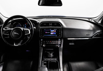Подержанный автомобиль Jaguar F-Pace 2018 года (11 фото)
