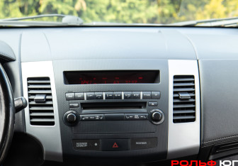 Подержанный автомобиль Citroen C-Crosser 2011 года (13 фото)