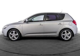 Подержанный автомобиль Kia Ceed Hatchback 2009 года (8 фото)