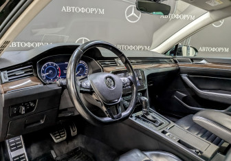 Подержанный автомобиль Volkswagen Passat Sedan 2018 года (16 фото)