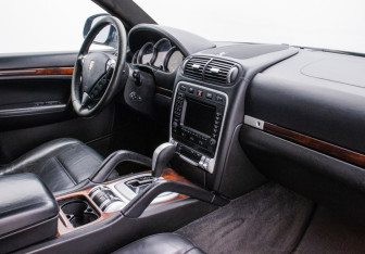 Подержанный автомобиль Porsche Cayenne 2006 года (10 фото)