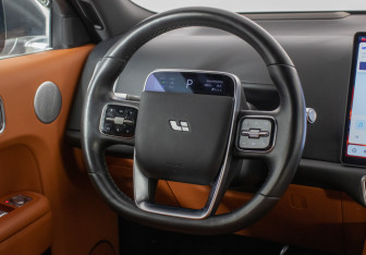 Подержанный автомобиль LiXiang L9 2023 года (14 фото)