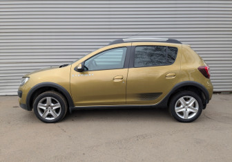 Подержанный автомобиль Renault Sandero 2017 года (8 фото)