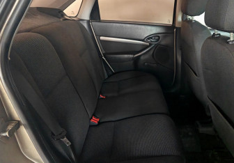 Подержанный автомобиль Ford Focus Sedan 2004 года (10 фото)