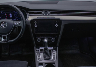 Подержанный автомобиль Volkswagen Passat Sedan 2017 года (14 фото)