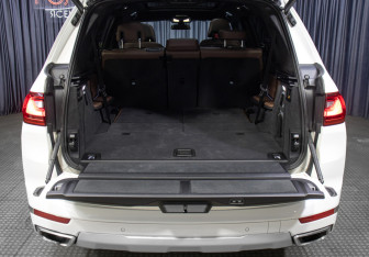 Подержанный автомобиль BMW X7 2019 года (10 фото)