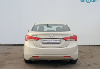Подержанный автомобиль Hyundai Elantra Sedan 2012 года (6 фото)
