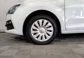 Подержанный автомобиль Skoda Rapid Liftback 2021 года (18 фото)