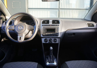 Подержанный автомобиль Volkswagen Polo Sedan 2013 года (11 фото)