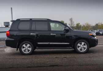 Подержанный автомобиль Toyota Land Cruiser Suv 2014 года (4 фото)