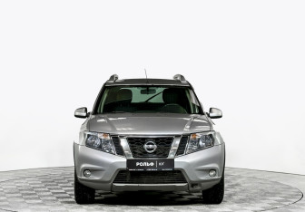 Подержанный автомобиль Nissan Terrano 2015 года (2 фото)
