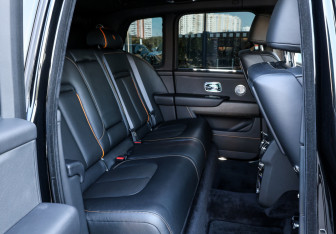 Подержанный автомобиль Rolls-Royce Cullinan 2019 года (14 фото)