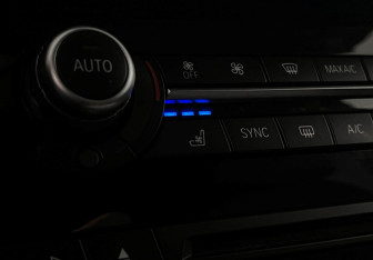 Подержанный автомобиль BMW X5 2015 года (18 фото)