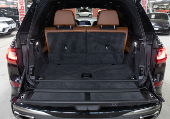 Подержанный автомобиль BMW X7 2019 года (10 фото)