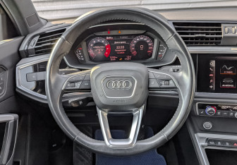 Подержанный автомобиль Audi Q3 2019 года (22 фото)
