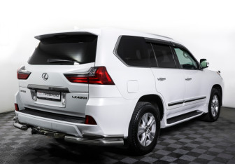 Подержанный автомобиль Lexus LX 2015 года (5 фото)