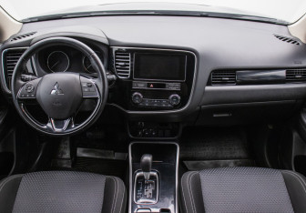 Подержанный автомобиль Mitsubishi Outlander 2019 года (13 фото)