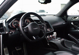 Подержанный автомобиль Audi R8 Coupe 2011 года (12 фото)
