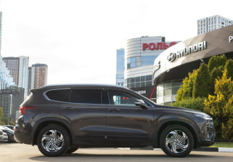 Подержанный автомобиль Hyundai Santa Fe 2021 года (3 фото)