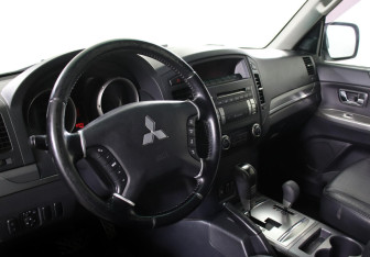 Подержанный автомобиль Mitsubishi Pajero 2012 года (7 фото)