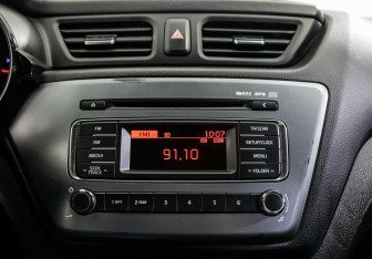 Подержанный автомобиль Kia Rio Hatchback 2015 года (8 фото)