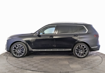 Подержанный автомобиль BMW X7 2025 года (8 фото)