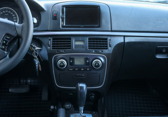Подержанный автомобиль Hyundai Sonata 2007 года (14 фото)