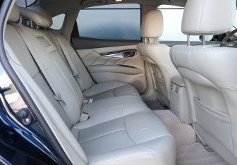 Подержанный автомобиль Infiniti Q70 2015 года (12 фото)