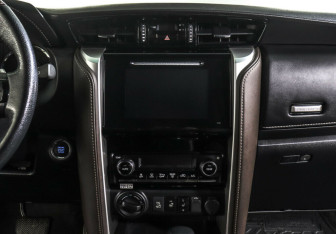 Подержанный автомобиль Toyota Fortuner 2018 года (13 фото)