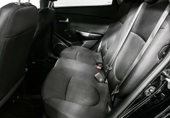 Подержанный автомобиль Kia Rio Hatchback 2016 года (13 фото)