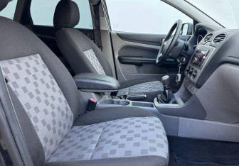 Подержанный автомобиль Ford Focus Hatchback 2009 года (10 фото)