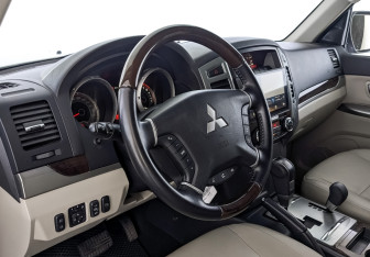 Подержанный автомобиль Mitsubishi Pajero 2019 года (15 фото)