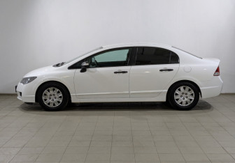 Подержанный автомобиль Honda Civic Sedan 2010 года (5 фото)
