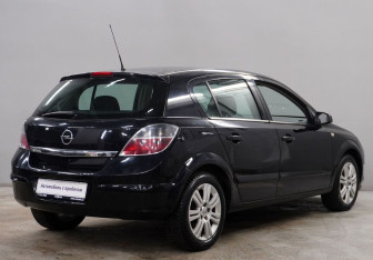 Подержанный автомобиль Opel Astra Hatchback 2007 года (7 фото)