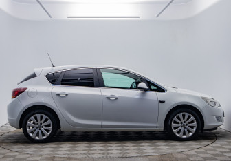 Подержанный автомобиль Opel Astra Hatchback 2012 года (4 фото)