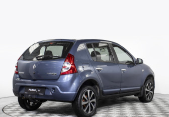 Подержанный автомобиль Renault Sandero 2011 года (5 фото)