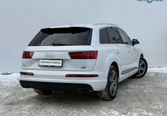 Подержанный автомобиль Audi Q7 2016 года (5 фото)