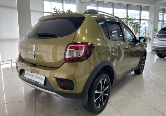 Подержанный автомобиль Renault Sandero 2017 года (5 фото)