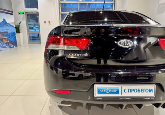 Подержанный автомобиль Kia Cerato Coupe 2010 года (9 фото)
