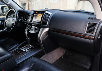 Подержанный автомобиль Toyota Land Cruiser Suv 2014 года (7 фото)