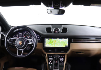 Подержанный автомобиль Porsche Cayenne 2018 года (12 фото)
