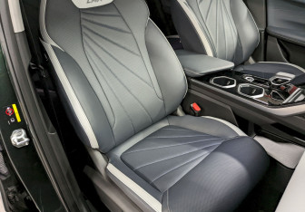 Подержанный автомобиль Geely Atlas 2024 года (21 фото)