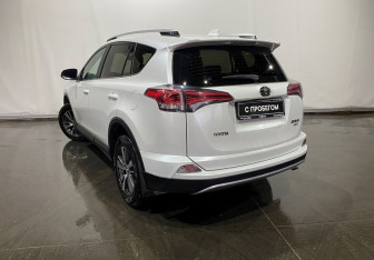 Подержанный автомобиль Toyota RAV4 2018 года (6 фото)