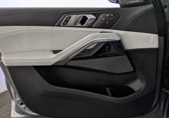 Подержанный автомобиль BMW X6 2025 года (19 фото)