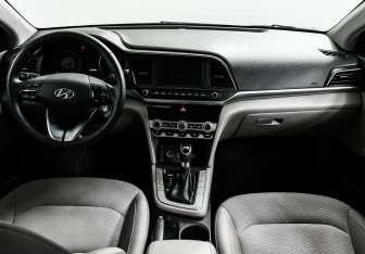 Подержанный автомобиль Hyundai Elantra Sedan 2020 года (10 фото)