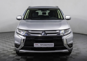 Подержанный автомобиль Mitsubishi Outlander 2017 года (2 фото)