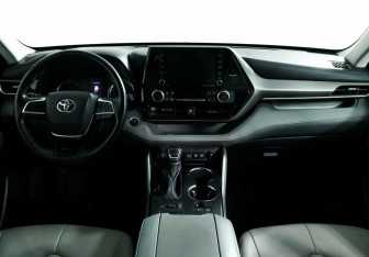 Подержанный автомобиль Toyota Highlander 2021 года (10 фото)