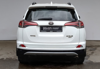 Подержанный автомобиль Toyota RAV4 2016 года (6 фото)