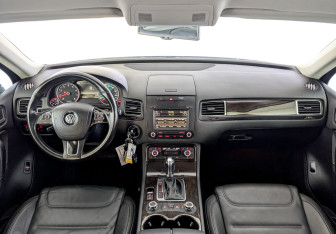 Подержанный автомобиль Volkswagen Touareg 2012 года (14 фото)